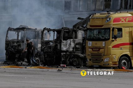 Знищені автомобілі внаслідок атаки. Фото: Ян Доброносов "Телеграф"
