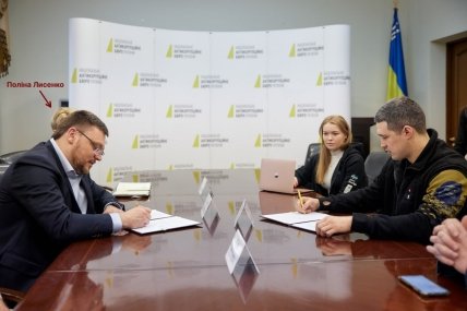 Віцепрем’єр Федоров підписує документ з директором НАБУ