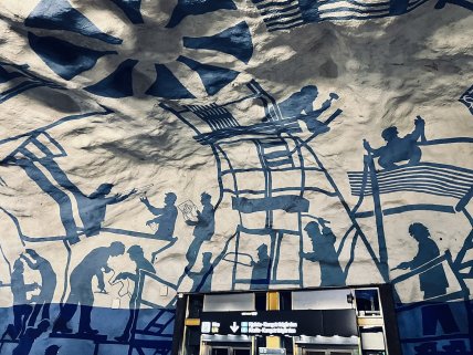 Граффити на стенах станционного зала Синей линии