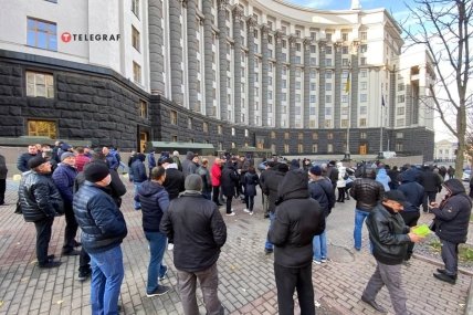 Перевозчики вышли на протест под Кабмином из-за новых правил