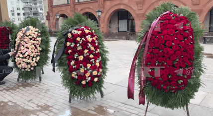 Вінки на церемонії прощання із пропагандистом Кеосаяном