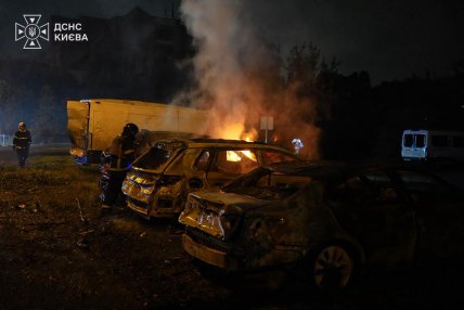 Згорілі машини біля пологового в Києві