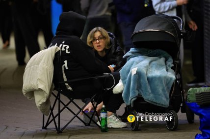 Люди прячутся в метро от российской атаки 7 октября