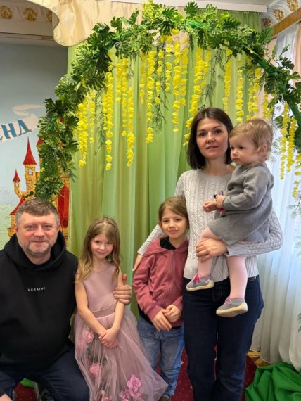 Олександр Корнієнко з дружиною Ольгою та дітьми