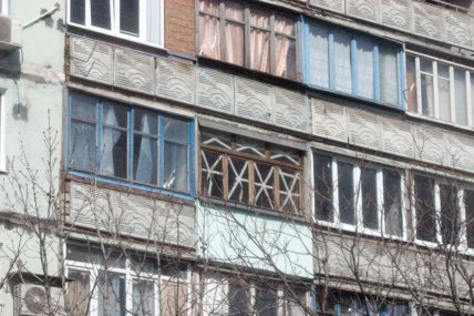 Лоджії будинку, вікна заклеєні смужками паперу