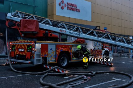 Пожежна машина на фоні відділення пошти після удару по Епіцентру