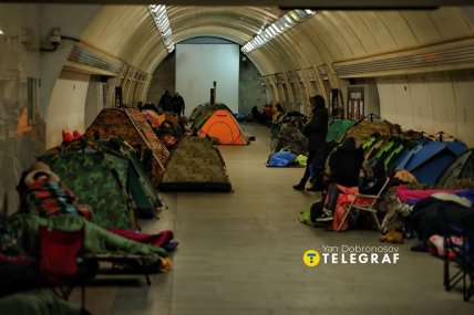 Люди з наметами в метро