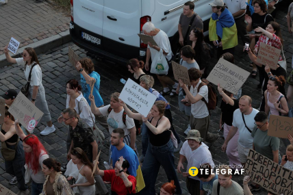 Люди писали обращение к власти на картонках