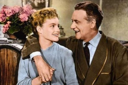 Кадр из дебютного фильма Роми Шнайдер "Когда цветет белая сирень", 1953