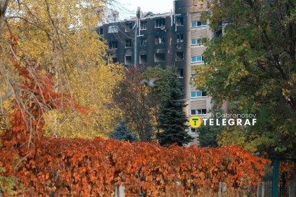 На зданиях заметны следы вражеских обстрелов