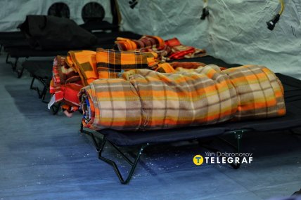 Рятувальники за необхідності видають теплі ковдри