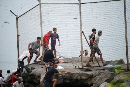 Мігранти намагаються потрапити в Сеуту через море