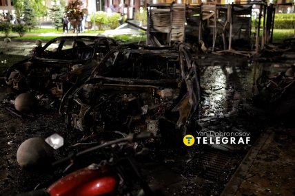 У дворі згоріло багато автомобілів