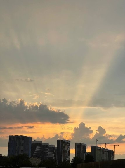 Райдужні хмари перед грозою у Києві 06.07.2023