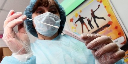 В Украине немного снизился прирост COVID-19