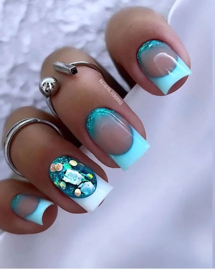 голубой французский маникюр