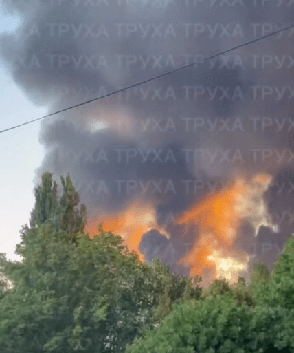 Пожежа після удару Росії по Кременчуку