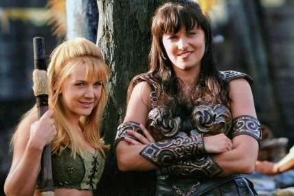 Рене О’Коннор та Люсі Лоулесс у серіалі "Ксена: принцеса-воїн" (Габріель та Ксена)