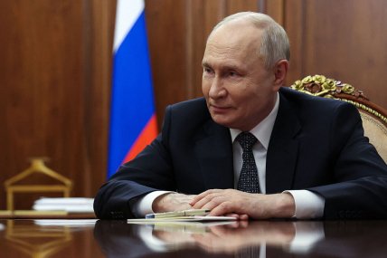 Володимир Путін без годинника на руці 28 липня. Фото: Getty Images