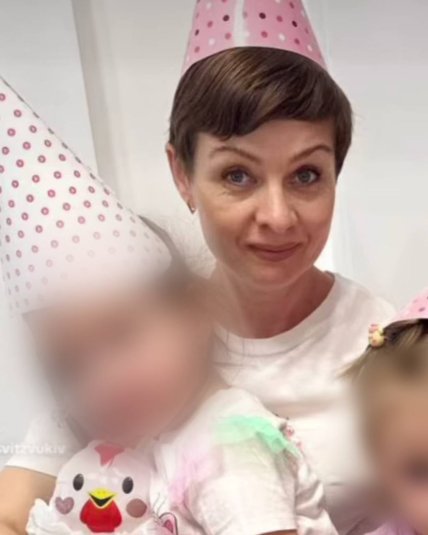 Воспитательница Елена Пизик с детьми