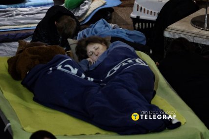 Жителі Києва сплять у метро під час обстрілів РФ