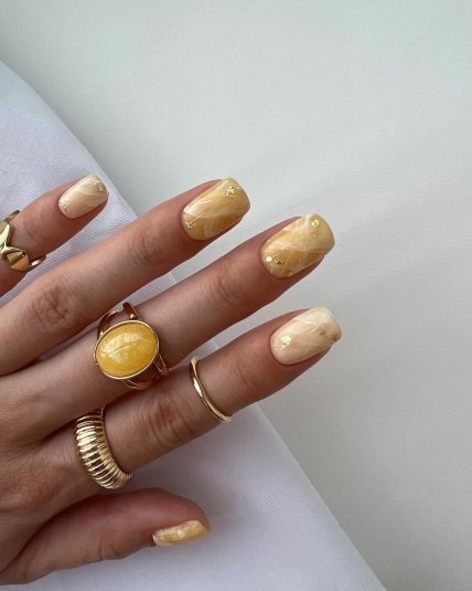 Мраморный маникюр желтого цвета