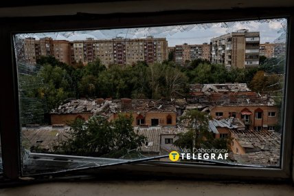Вид на руйнування з розбитого вікна. Фото Ян Доброносов "Телеграф"