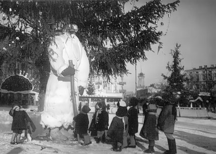 Перша офіційна ялинка у Києві, встановлена у 1936 році