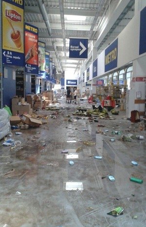Разграбление Метро в Донецке