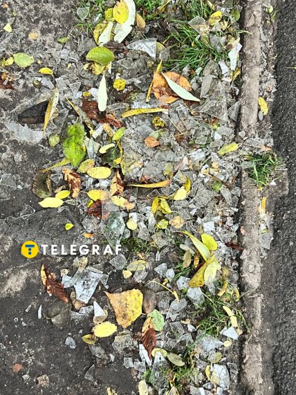 Скло на землі з вибитих вікон /Телеграф