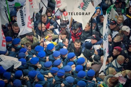 Силовики оттесняют протестующих от Верховной Рады