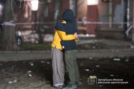 Люди на месте удара России по Запорожью 24.02.2026