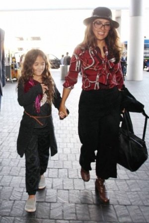Семилетняя дочь Сальми Хайек очень похожа на маму - изображение №1