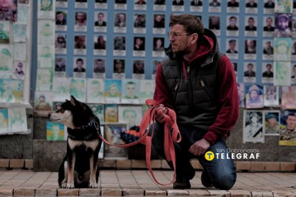 Люди ставали на коліна на знак пошани до героїні