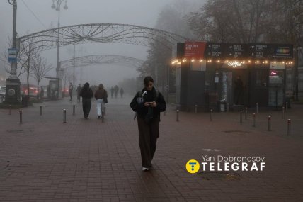 Улицы города освещают лишь некоторые витрины