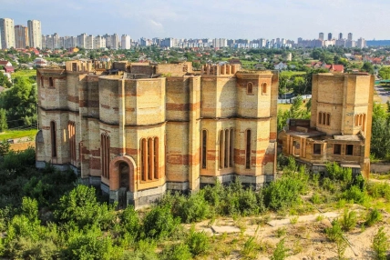 Навпроти Опікового центру є церква, будівництво якої також призупинили