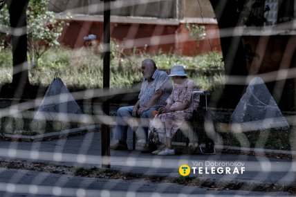 Місцеві жителі намагаються жити попри всі небезпеки