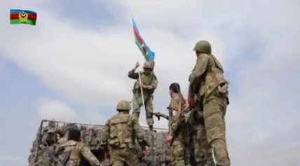 Азербайджанские военные поднимают флаг Азербайджана на посте Армении в Карабахе