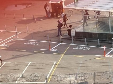 На "Палаці спорту" шматок землі забрали під приватну стоянку для авто