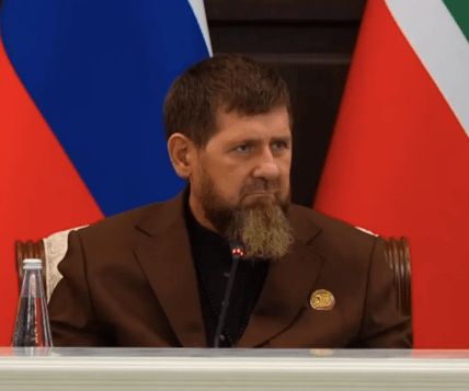Вираз обличчя Кадирова під час виступу сина