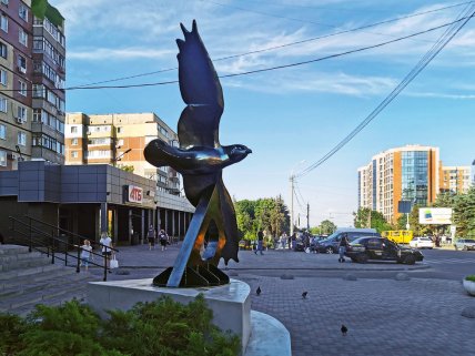 Сокіл на бульварі Слави Дніпро — як виглядає скульптура