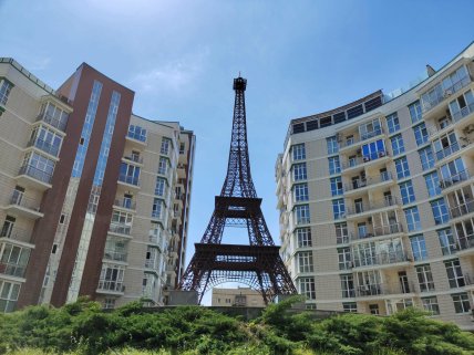 Ейфелева вежа у Києві