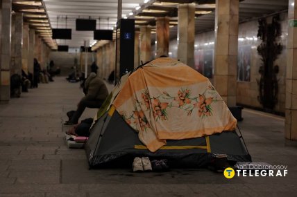 Люди в метро в Києві під час атаки 12 лютого