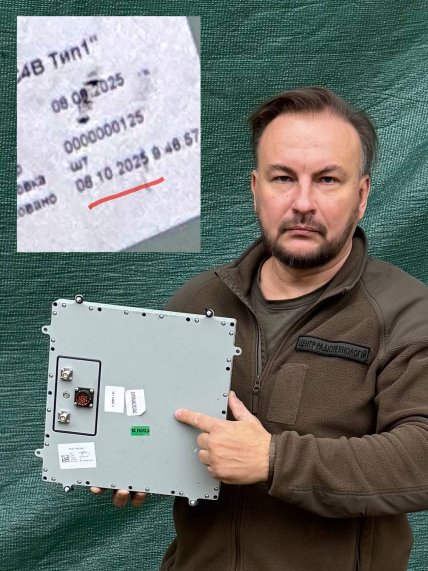 Сергій Флеш демонструє антену супутникової навігації з шахеда