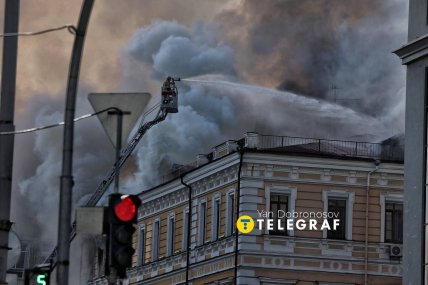 Рятувальники гасять пожежу. Фото: Ян Доброносов "Телеграф"