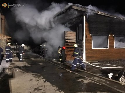 Будівля гаража вигоріла майже повністю