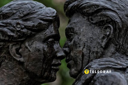 Пам'ятник в центрі міста виглядає ще драматичніше під дощем