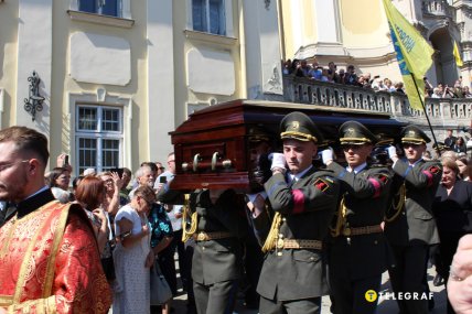 Труну з тілом Андрія Парубія винесли з Архікафедрального Собору святого Юра