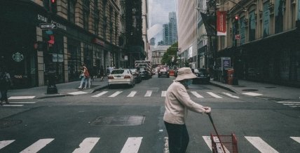 В мире число погибших от COVID-19 близится к 1 млн