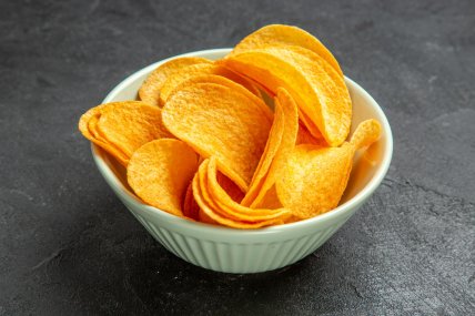 Чипсы в тарелке